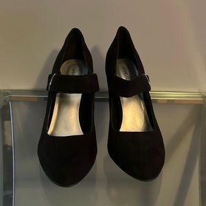 Black high heal pump